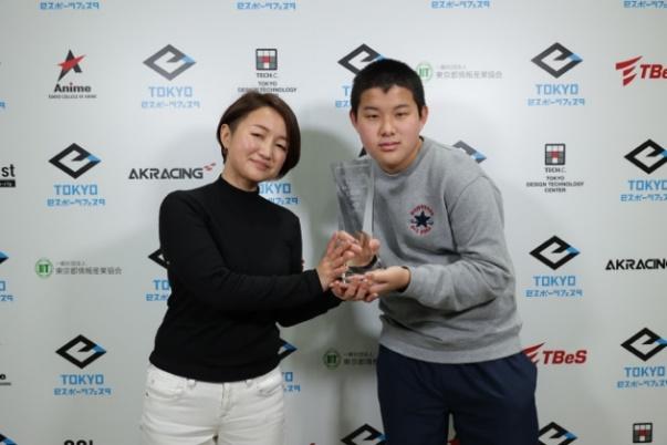 東京都知事杯を受け取る「短パン小僧」のナタリーさん選手（左）とぺぺ選手（右）