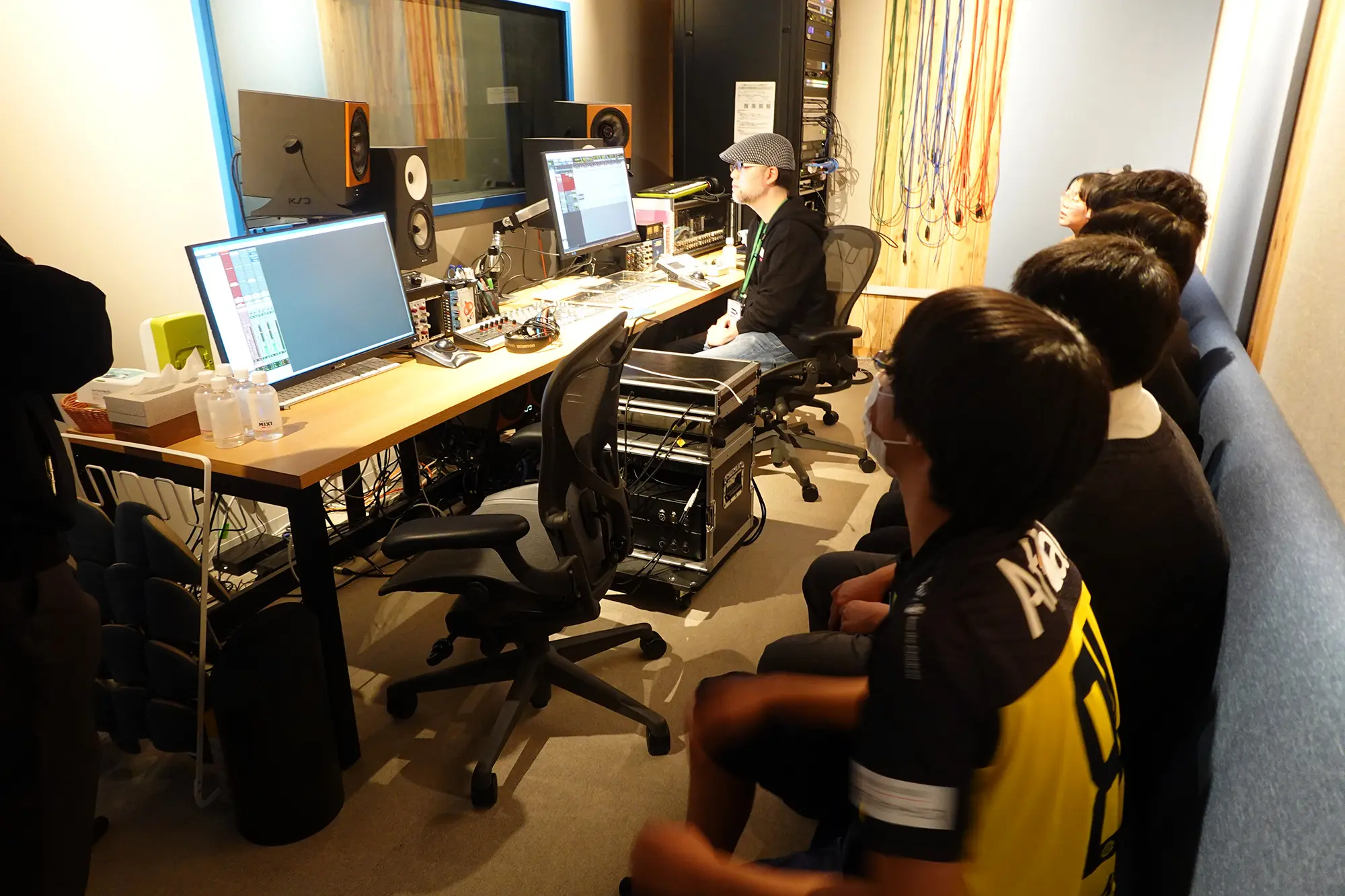 収録後の音源をスタジオ内で確認