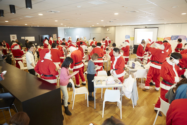 ミクシィの社員76人がサンタクロースに！！<br />「モンスト クリスマスプロジェクト〜Thank you for…〜」を実施<br />～子どもたちに『特別な体験』と『プレゼント』をお届け～